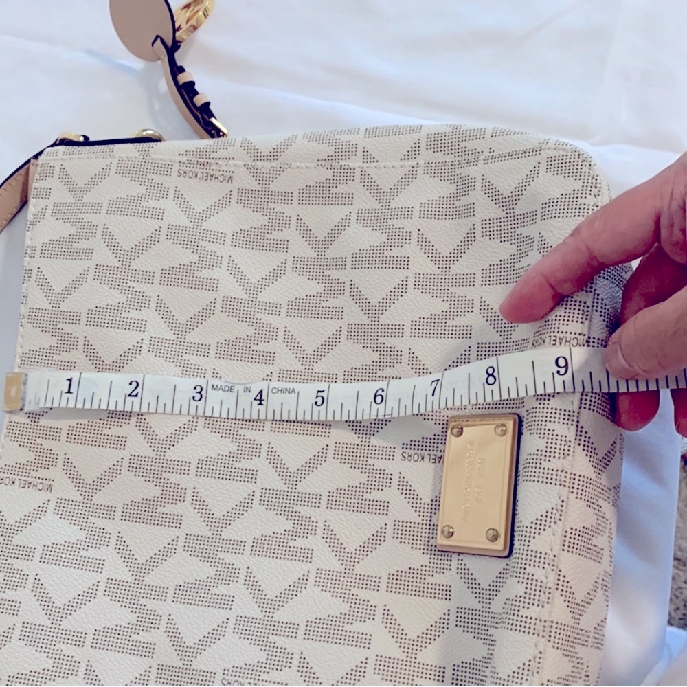 Michael Kors Jet Set Messenger Crossbody Bag in Cream - Picture 12 of 16